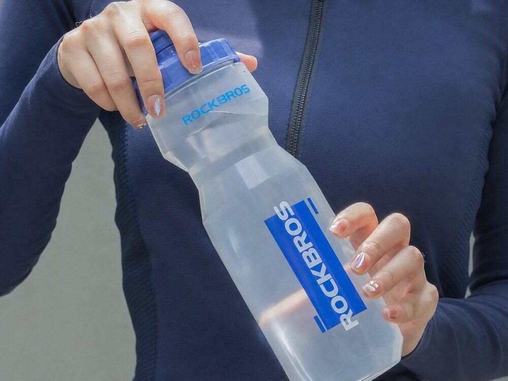 Bidon ROCKBROS DCBT69TB 750 ml Przezroczysto-niebieski, silikon, ustnik, szczelność, plecak, Kolarz pijący napój z butelki sportowej.