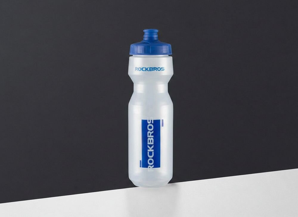 Bidon ROCKBROS DCBT69TB 750 ml Przezroczysto-niebieski, higiena, mycie, wycieczka, las, Otwarta butelka z leżącą obok nakrętką.