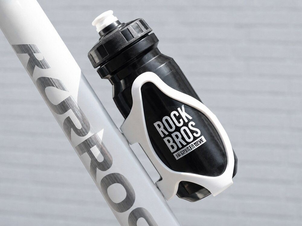 Koszyk na bidon ROCKBROS LK24-H018 Biały, rower, akcesoria, nawodnienie, sport, Biały bidon w czarnym uchwycie na ramie roweru.