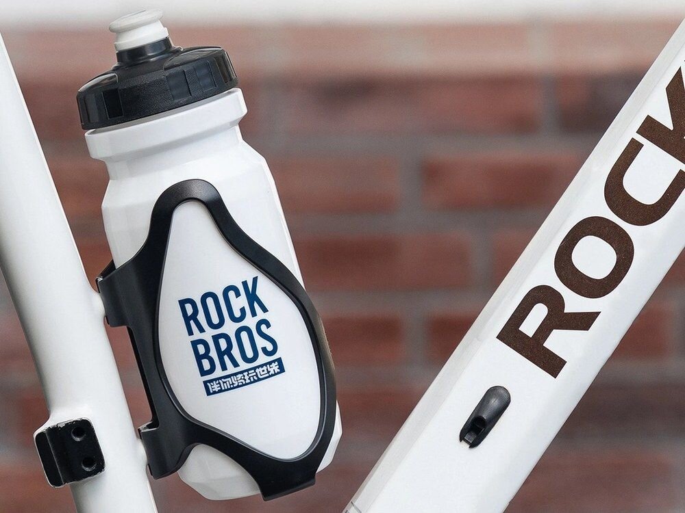 Koszyk na bidon ROCKBROS LK24-H018 Czarny, rower, akcesoria, nawodnienie, sport, Biały bidon w czarnym uchwycie na ramie roweru.