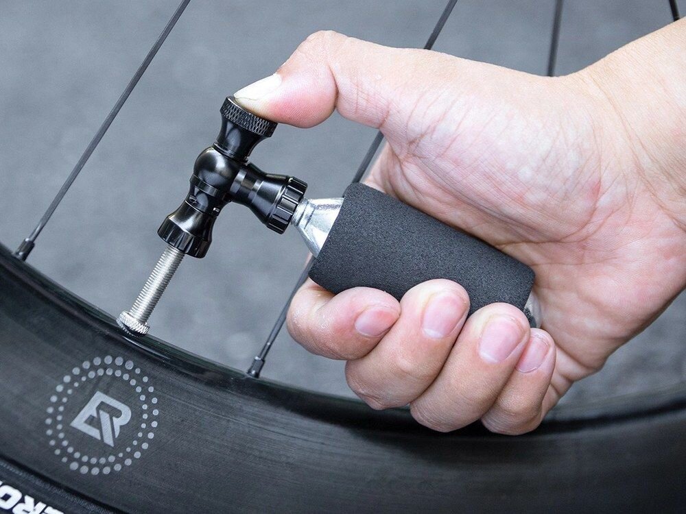 Pompka rowerowa ręczna ROCKBROS CO2, pompka, co2, rower, koła, Pompowanie koła roweru za pomocą pompki CO2.