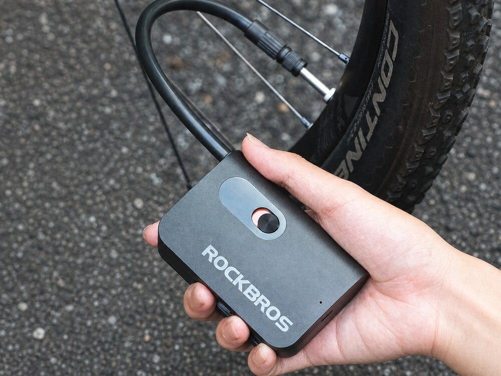 Pompka rowerowa elektryczna ROCKBROS L1 Mini, stół, kemping, plener, namiot, Pompowanie opony motocykla pompką elektryczną.