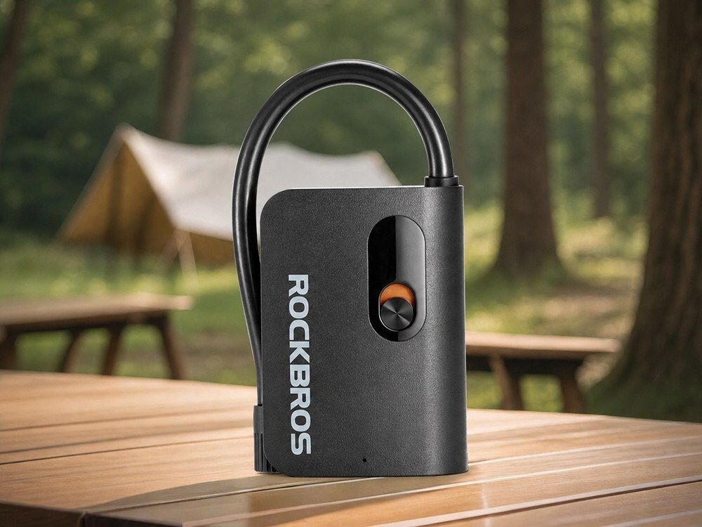 Pompka rowerowa elektryczna ROCKBROS L1 Mini, kamień, przycisk, logo, produkt, Pompka elektryczna na stole podczas kempingu.