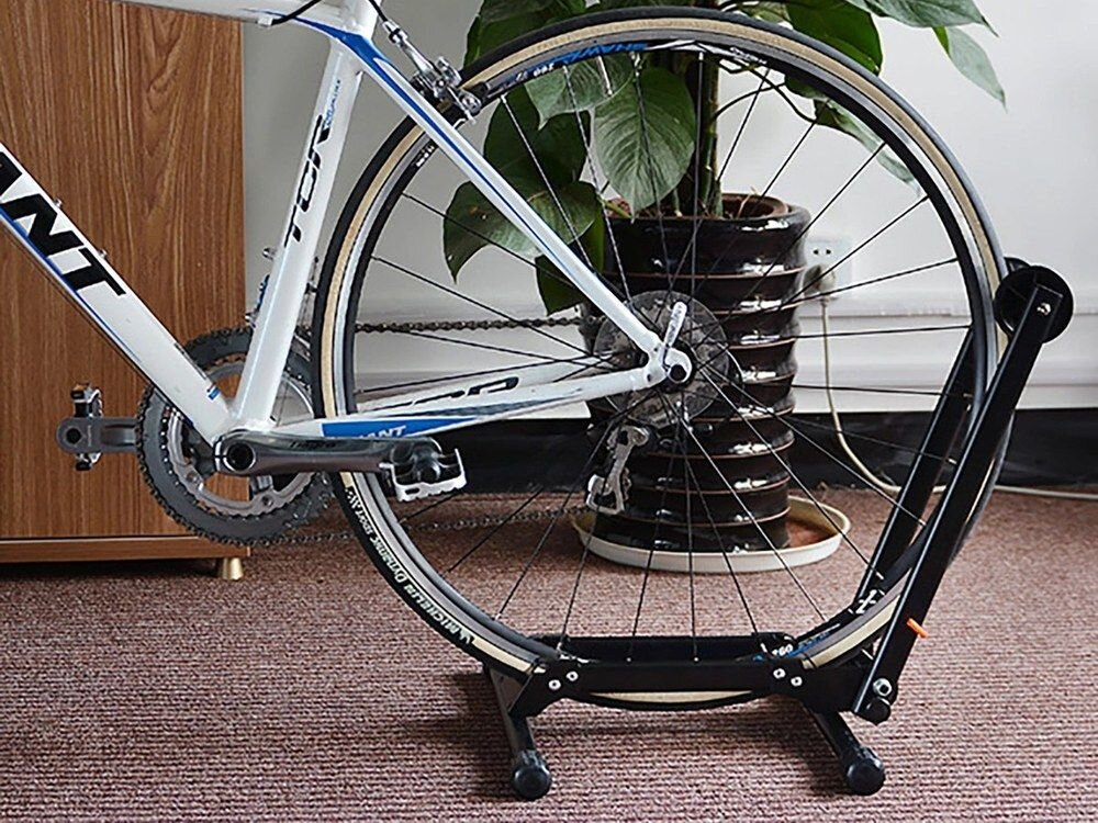 Stojak rowerowy ROCKBROS T30-BK, rower, jazda, stabilność, pion, Rower z kołem umieszczonym w czarnym stojaku.