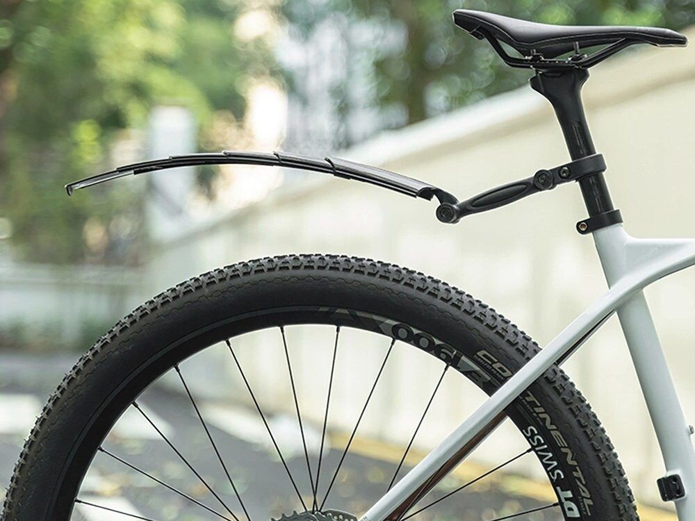 Błotniki rowerowe ROCKBROS FK-810, woda, jazda, rower, ochrona, Tylny segmentowy błotnik na białym rowerze.