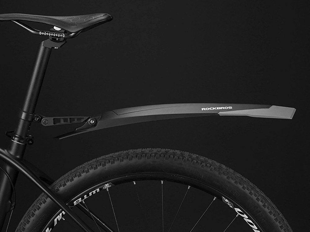 Czarny błotnik rowerowy zamontowany nad tylnym kołem roweru, z widocznym napisem \'ROCKBROS\'.
