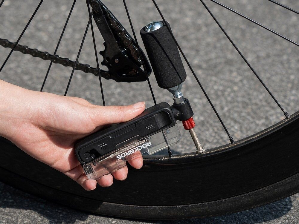Klucz rowerowy ROCKBROS 430036001, torba, rama, ergonomicznym, zestaw, Przykręcanie elementu roweru kluczem.