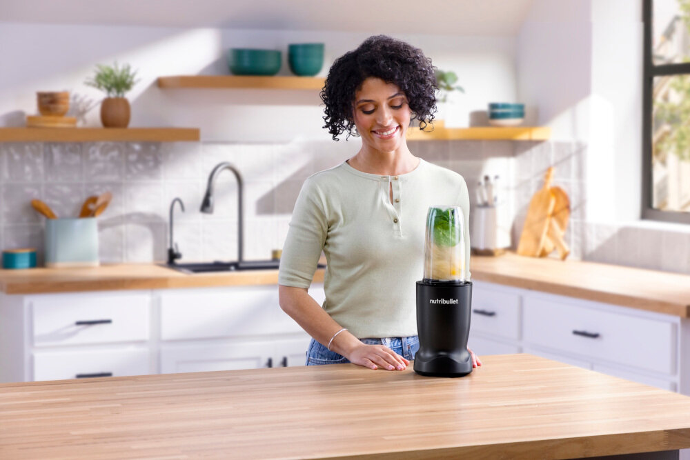 Blender personalny NUTRIBULLET NBT1006MB Czarny zdjęcie lifestyle Szybkie przygotowanie Automatyczny cykl pracy Wystarczy zamocować kubek do podstawy