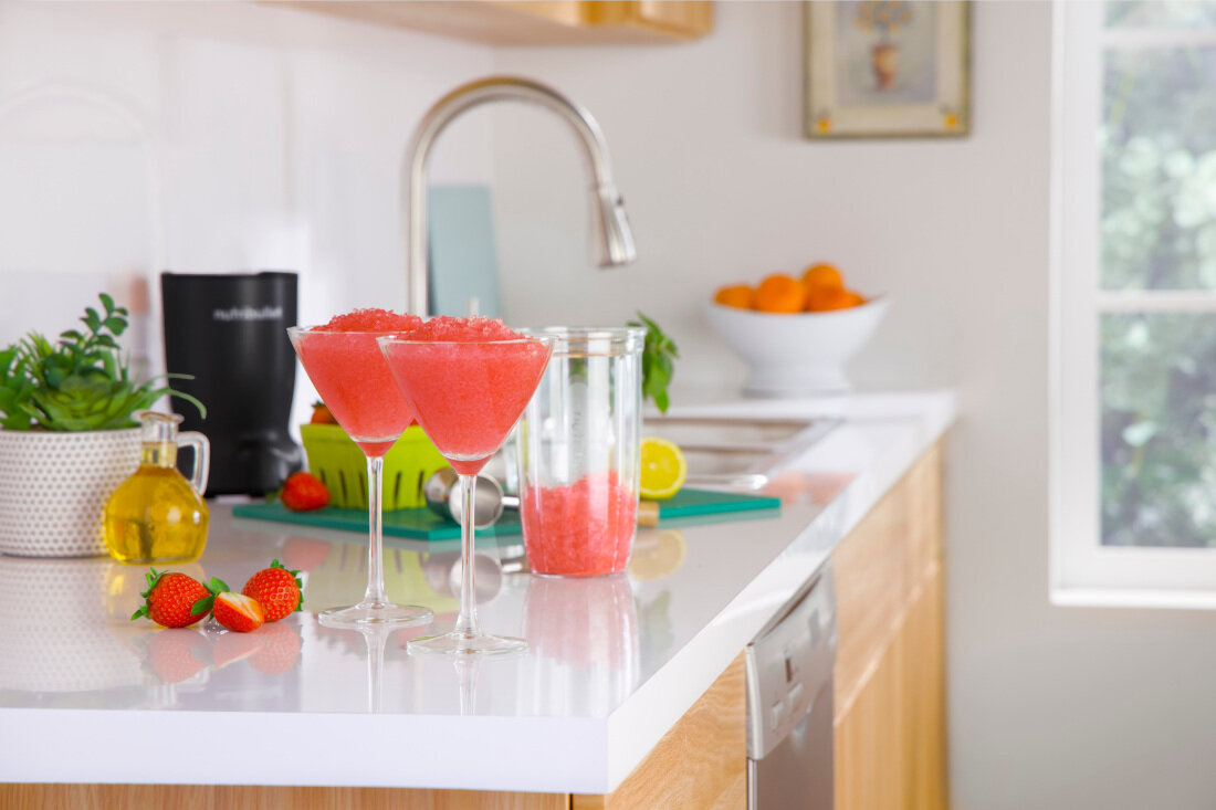Blender personalny NUTRIBULLET NBT1006MB Czarny zdjęcie lifestyle Wygodne użytkowanie Intuicyjna obsługa  Prosty system działania 