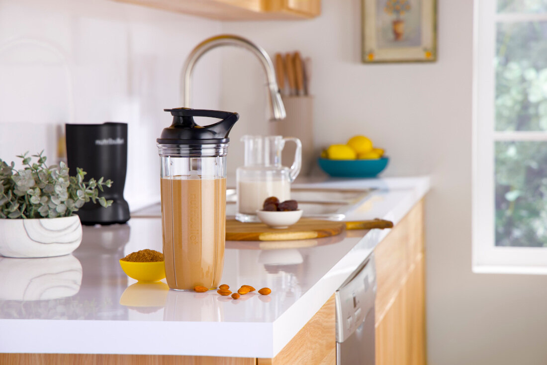 Blender personalny NUTRIBULLET NBT1006MB Czarny zdjęcie lifestyle Poręczna pojemność