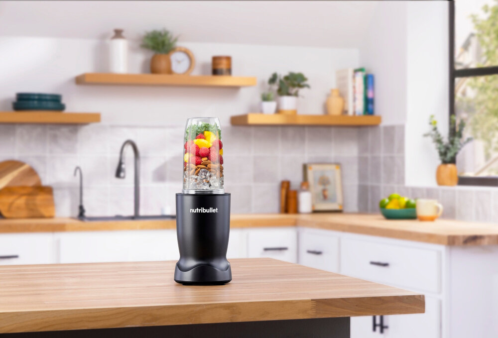 Blender personalny NBT1006MW Biały zdjęcie lifestyle Moc do trudnych składników gładkie koktajle, sosy i mieszanki wysoka moc skutecznie kruszyć lód, mrożone owoce, orzechy oraz warzywa liściaste