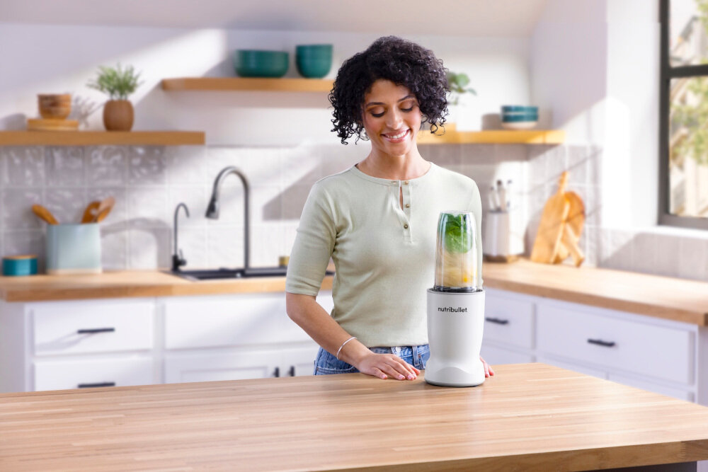 Blender personalny NUTRIBULLET NBT1006MW Biały zdjęcie lifestyle Szybkie przygotowanie Automatyczny cykl pracy Wystarczy zamocować kubek do podstawy