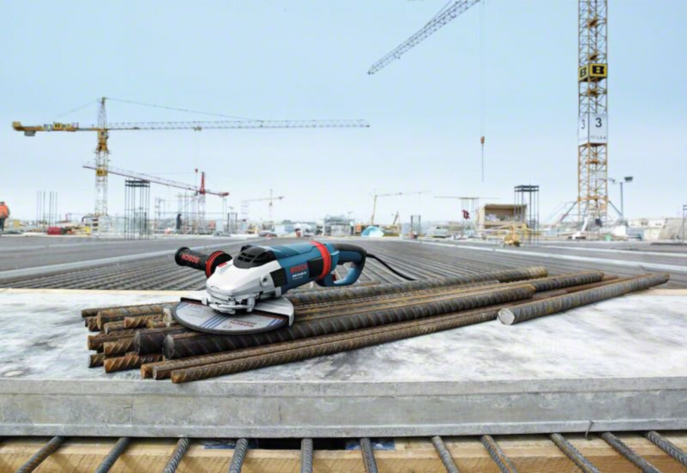 Szlifierka kątowa BOSCH GWS 24-230 LVI dla profesjonalistów o smukłej konstrukcji współpracuje z tarczą o średnicy 230 mm większa głębokość cięcia wyższy moment obrotowy