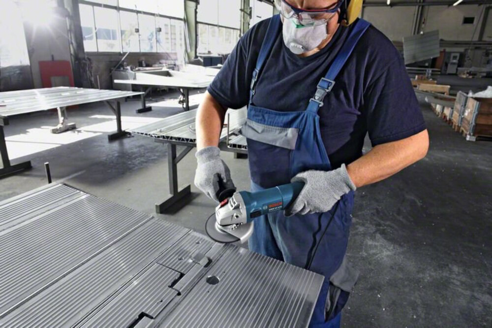 Szlifierka kątowa BOSCH GWS 17-125 CI Professional silnik o mocy 1700 W system Constant Electronic maksymalna prędkośc obrotowa do 11500 obr/min system bezpośredniego chłodzenia