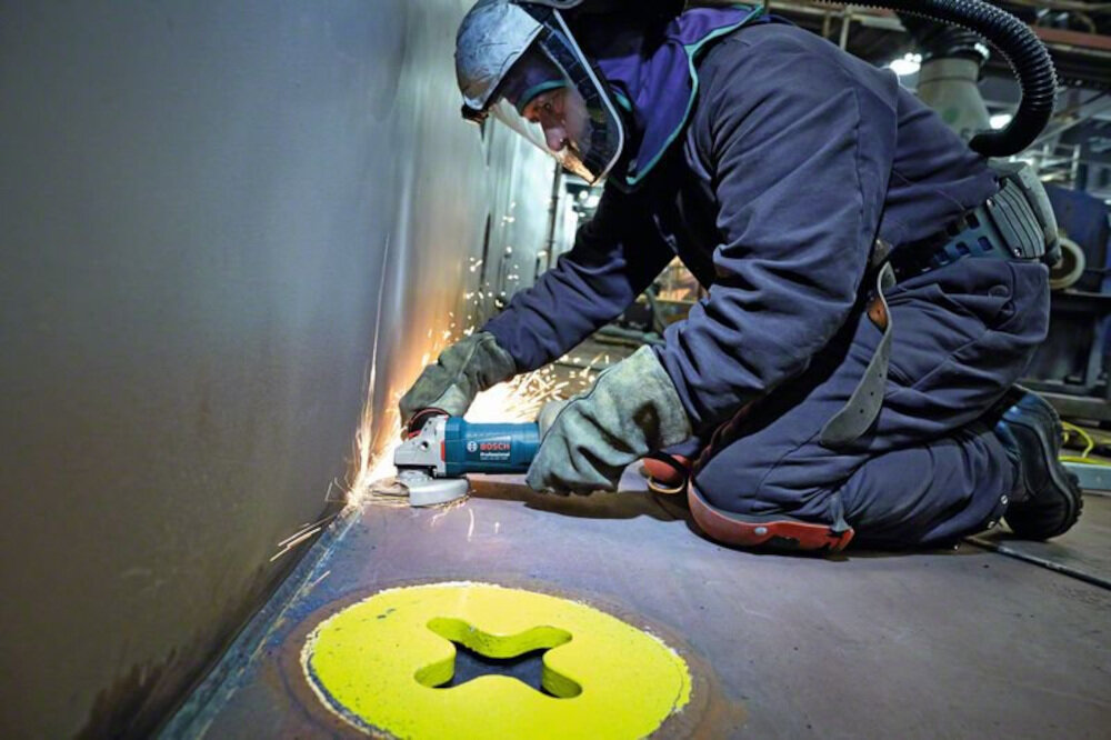 Szlifierka kątowa BOSCH GWS 15-125 CIEP Professional uchwyt przykręcić z prawej lub lewej strony dla osób leworęcznych i praworęcznych system Vibration Control antywibracyjna rączka obniża poziom drgań o 40%