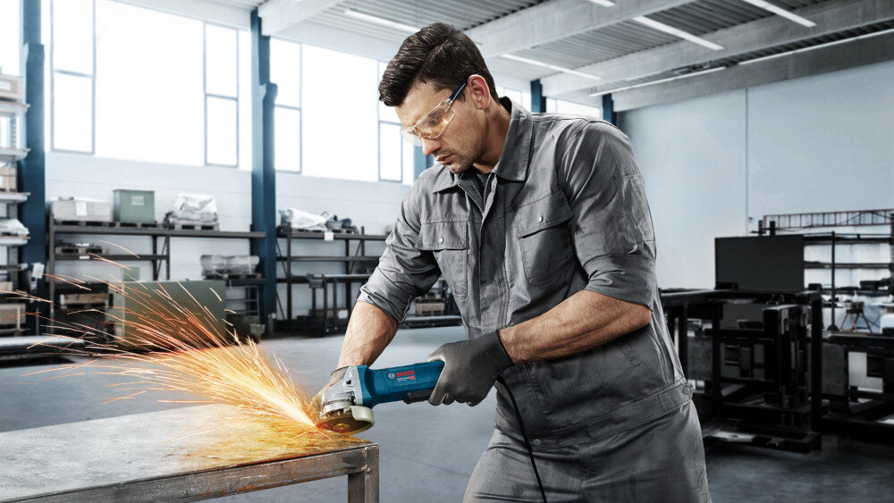 Szlifierka kątowa BOSCH GWS 7-115 Professional bogate wyposazenie zestawu