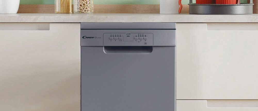 Zmywarka w kolorze szarym z widocznym panelem sterowania i logo \'Candy Brava\'. Urządzenie jest wkomponowane w zabudowę kuchenną.