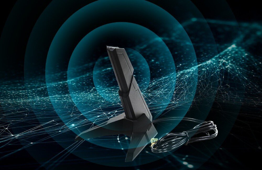 Na obrazie widoczna jest czarna antena stojąca na podstawce, z podłączonym kablem. W tle znajdują się niebieskie, koncentryczne kręgi i sieć linii przypominających połączenia cyfrowe.