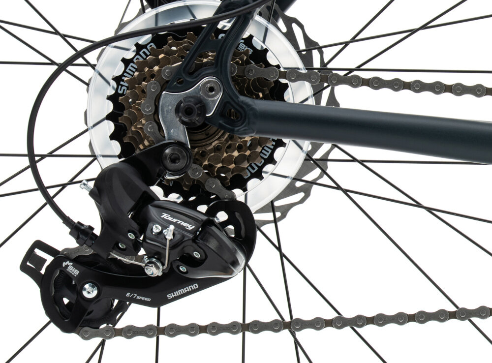 Rower górski MTB INDIANA X-Pulser 1.9 M19 29 cali męski Grafitowo-beżowy zbliżenie na tylną przerzutkę przerzutki marki SHIMANO 21 przełożeń duża wytrzymałość sprawne działanie zmiana biegów jest płynna i bezproblemowa przednia i tylna przerzutka SHIMANO Tourney precyzyjna praca mechanizmu komfort i kontrola