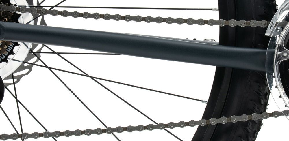 Rower górski MTB INDIANA X-Pulser 1.9 M21 29 cali męski Grafitowo-beżowy zbliżenie na łańcuch łańcuch marki KMC typu Z7 dopasowany do napędów 7-rzędowych odpowiednia konstrukcja ogniw wspiera płynną współpracę z kasetą i zębatkami bardziej równomierne przenoszenie mocy mniejsze zużycie pozostałych elementów napędu