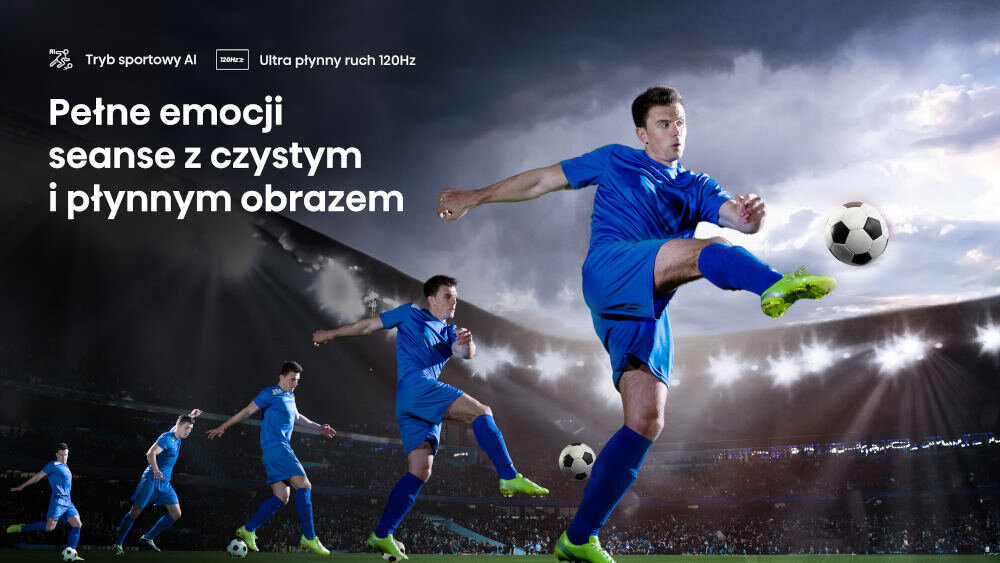 Na obrazie widać kilku piłkarzy w niebieskich strojach grających na stadionie. Tekst na obrazie: \'Pełne emocji seanse z czystym i płynnym obrazem\'.