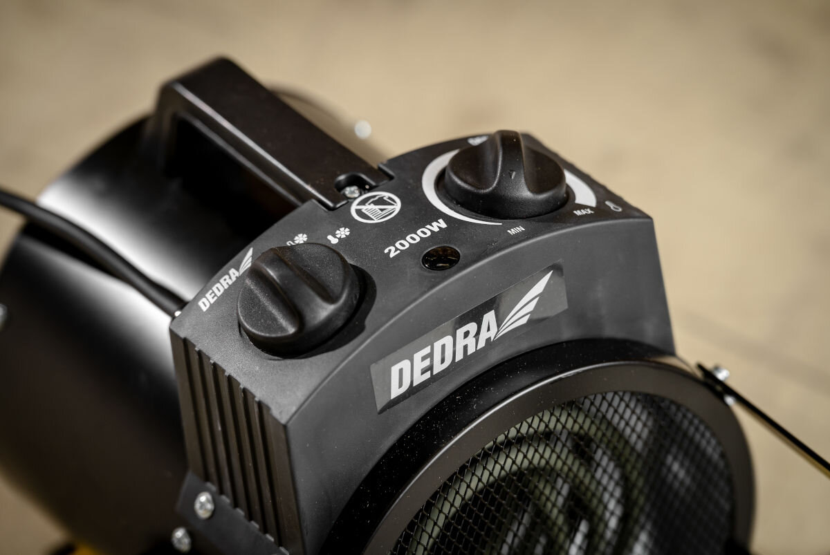 Nagrzewnica elektryczna DEDRA DED9930B, chłodno, gorąco, przełącznik, wentylacja, Dedra DED9930B gotowa do pracy – widok z przodu, wtyczka, czarna obudowa, żółty stelaż.