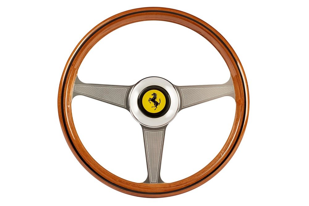 Kierownica THRUSTMASTER Ferrari 250 GTO ADD ON trwała wytrzymała jak w oryginalnym samochodzie okładzina z lakierowanego drewna chromowany kapsel logo ferrari