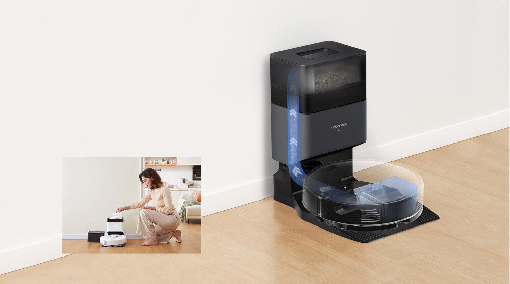 Robot sprzątający z czarną stacją dokującą przy ścianie. Widoczne logo: roborock.