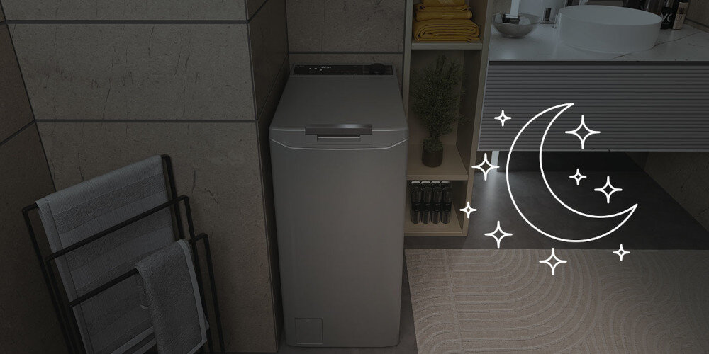 Pralka w jasnym pomieszczeniu, obok której znajduje się półka z ręcznikami i umywalka. Na obrazie widoczna jest także grafika przedstawiająca księżyc i gwiazdy.