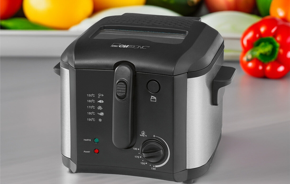 Frytkownica z czarną pokrywą i srebrnymi bokami, posiada pokrętło z oznaczeniami temperatury od 130°C do 190°C oraz dwa wskaźniki świetlne. Na pokrywie widoczne jest logo \'CLATRONIC\'.