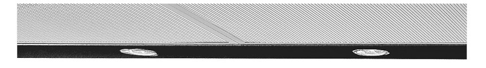 Obraz przedstawia dolną część okapu kuchennego z dwoma okrągłymi światłami w czarnej obudowie. Widoczna jest metalowa kratka filtracyjna.