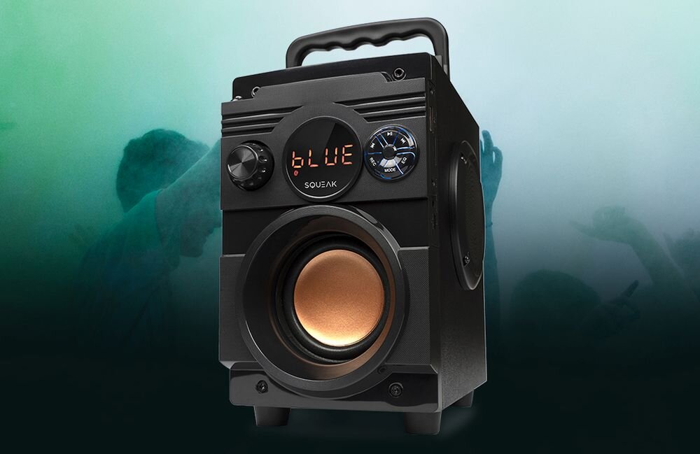 Czarny głośnik mobilny z wyświetlaczem pokazującym tekst \'BLUE\' oraz logo \'SQUEAK\'. Posiada duży głośnik niskotonowy z miedzianym środkiem i pokrętła do regulacji.