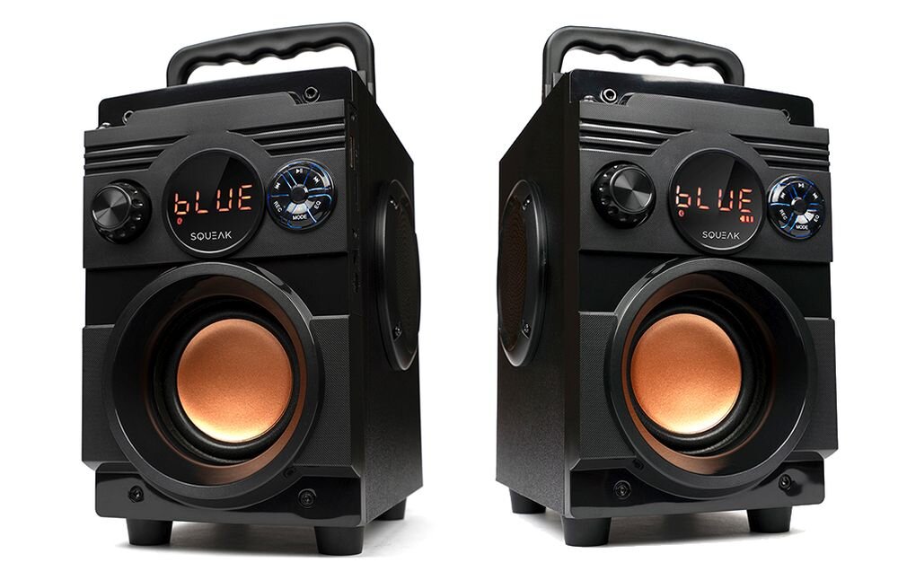 Dwa czarne głośniki mobilne z wyświetlaczem LED pokazującym napis \'BLUE\' oraz logo \'SQUEAK\'. Głośniki mają duże, miedziane membrany i pokrętła do regulacji dźwięku.