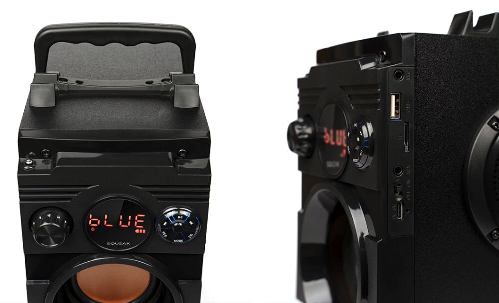 Czarny głośnik mobilny z wyświetlaczem LED pokazującym napis \'BLUE\' oraz pokrętłami do regulacji. Na bocznej ściance widoczne są porty USB i inne złącza.