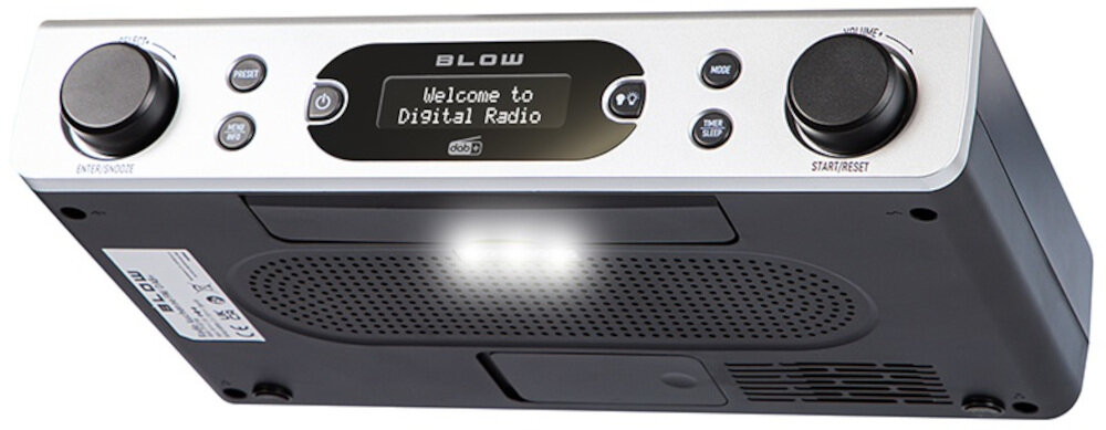 Srebrne radio przenośne z wyświetlaczem pokazującym tekst \'Welcome to Digital Radio\'. Na obudowie widoczne są przyciski i pokrętła oraz logo \'BLOW\'.