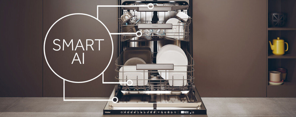 Otwarta zmywarka z widocznymi naczyniami na dwóch poziomach. Na obrazie znajduje się napis \'SMART AI\'.