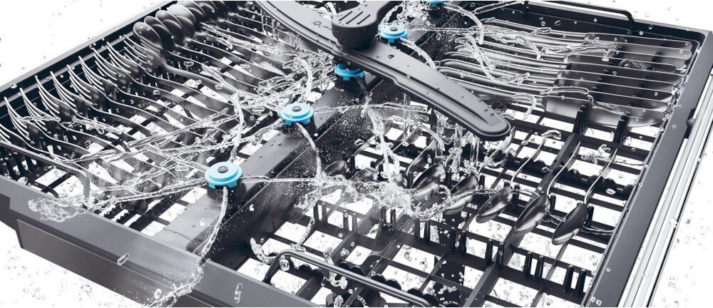 Wnętrze zmywarki z widocznym ramieniem spryskującym wodę na sztućce ułożone w szufladzie. Woda rozpryskuje się równomiernie, a elementy zmywarki są w kolorze czarnym i niebieskim.