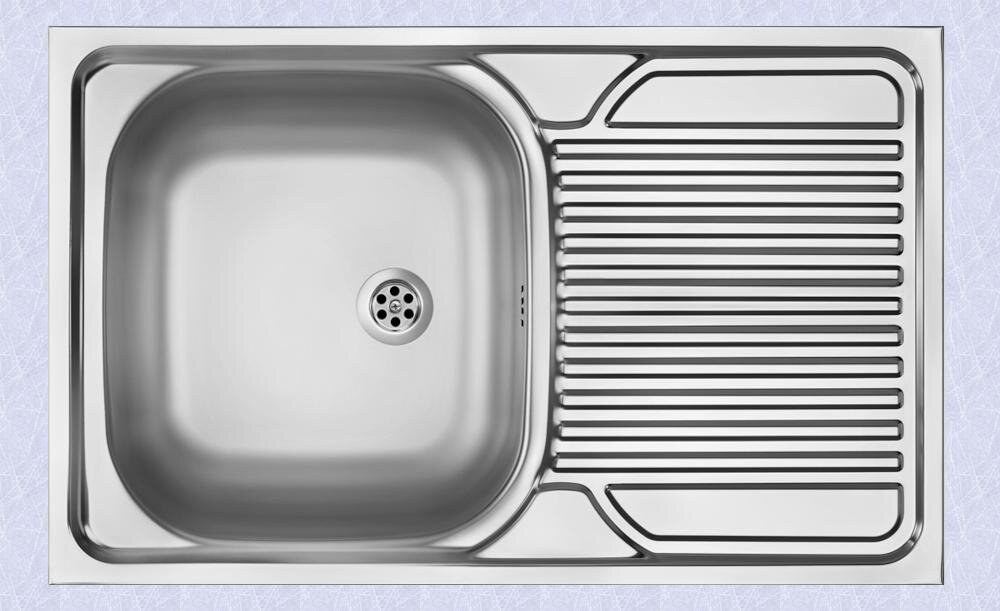 Obraz przedstawia stalowy zlewozmywak jednokomorowy z ociekaczem. Komora zlewozmywaka jest głęboka, a ociekacz ma rowki ułatwiające odprowadzanie wody.