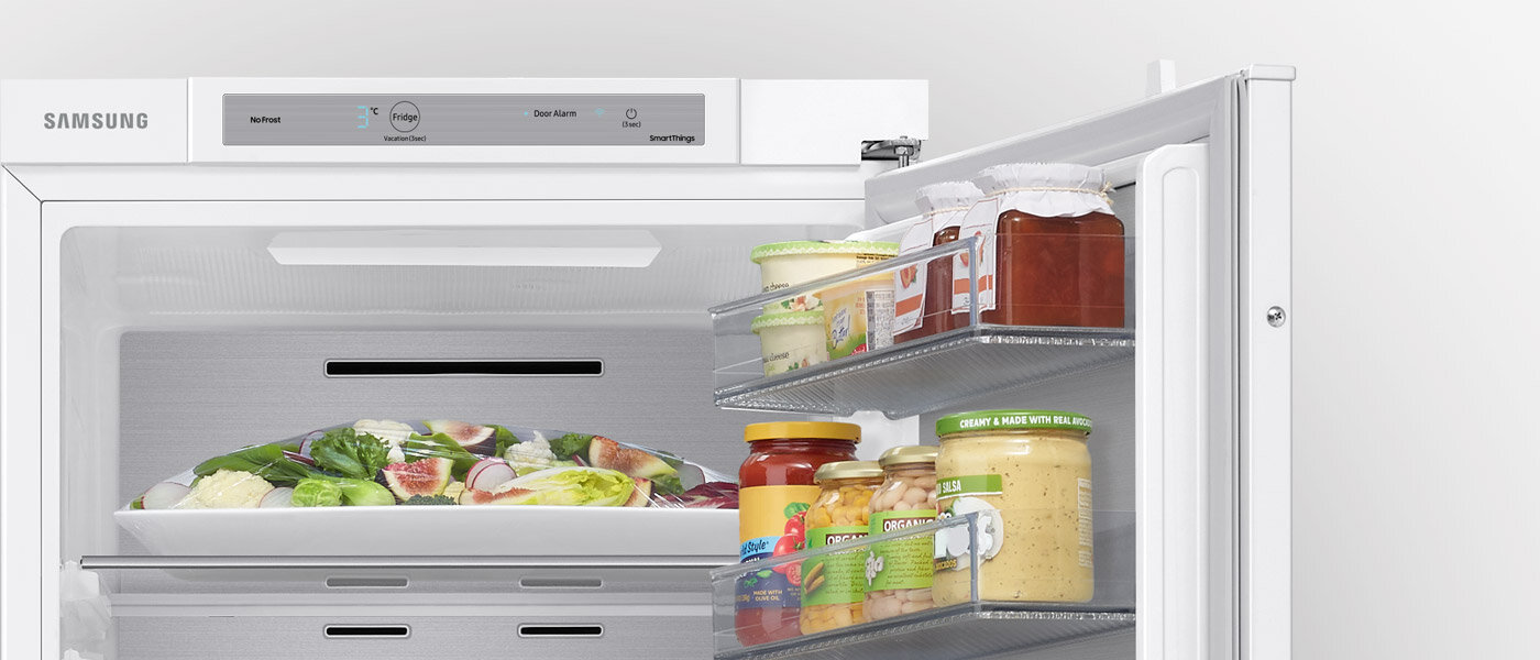 Zbliżenie pokazujące zawiasy suwakowe w jednodrzwiowej chłodziarce Samsung BRR29703EWW