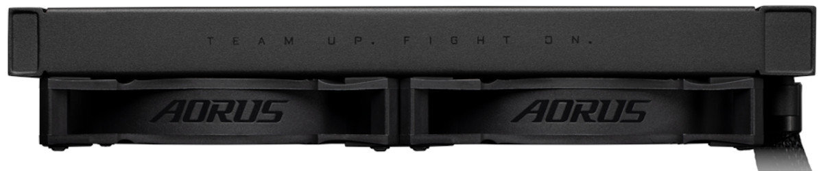 Czarny radiator z dwoma wentylatorami, na których widnieje napis \'AORUS\'. Na górnej części radiatora znajduje się tekst \'TEAM UP. FIGHT ON.\'.