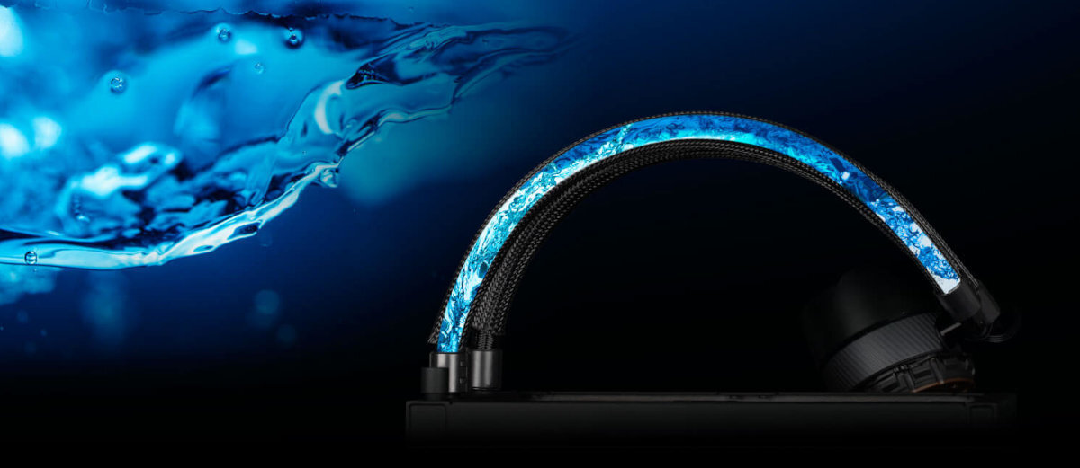 Obraz przedstawia element chłodzenia wodnego z podświetlanymi na niebiesko rurkami. W tle widoczny jest efekt wody.