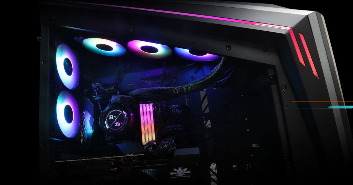 Wnętrze obudowy komputera z widocznym chłodzeniem wodnym i podświetleniem RGB. Na chłodzeniu widoczny jest wyświetlacz z temperaturą 23°C.