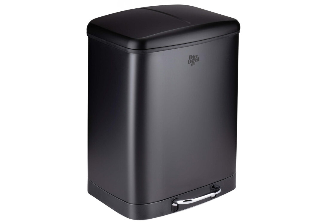 Czarny kosz na śmieci z pedałem, posiadający logo \'Dirt Devil\' na przedniej części. Kosz ma prostokątny kształt z zaokrąglonymi krawędziami i metalowy pedał u dołu.