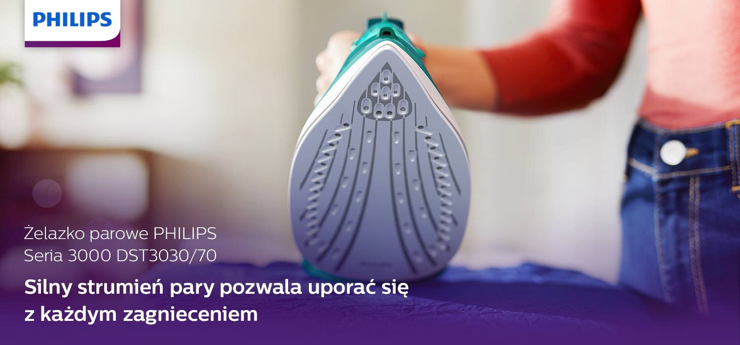 Osoba trzyma żelazko z widoczną stopą grzewczą. Na obrazie znajduje się tekst: \'Żelazko parowe PHILIPS Seria 3000 DST3030/70 Silny strumień pary pozwala uporać się z każdym zagnieceniem\'.