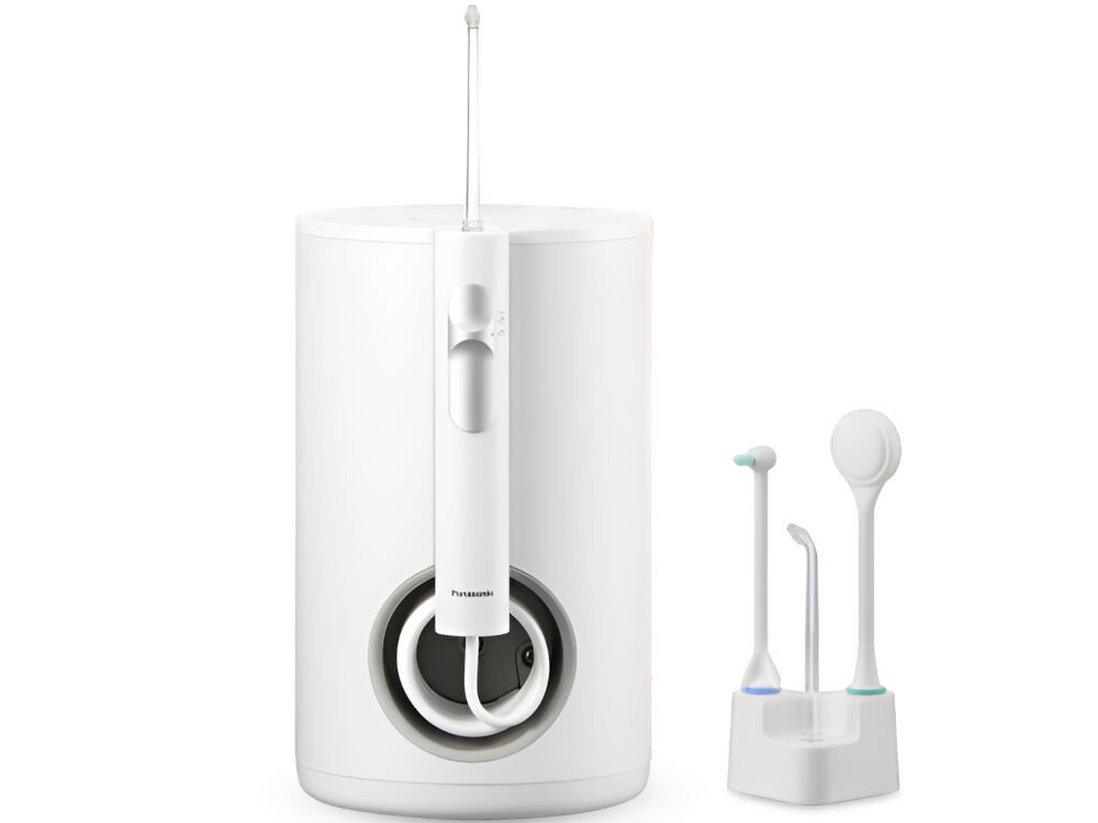 Na obrazie widoczny jest biały irygator z logo Panasonic, z uchwytem i kilkoma wymiennymi końcówkami umieszczonymi obok na stojaku.