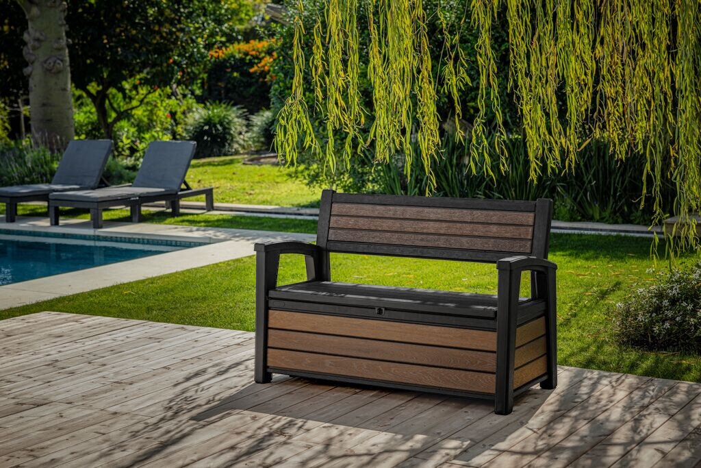 Ławka ogrodowa KETER Deco Garden Bench Brązowy, DecoCoat, drewno, tekstura, trwałość, Ławka ogrodowa Deco Garden Bench na tarasie pod płaczącą wierzbą.
