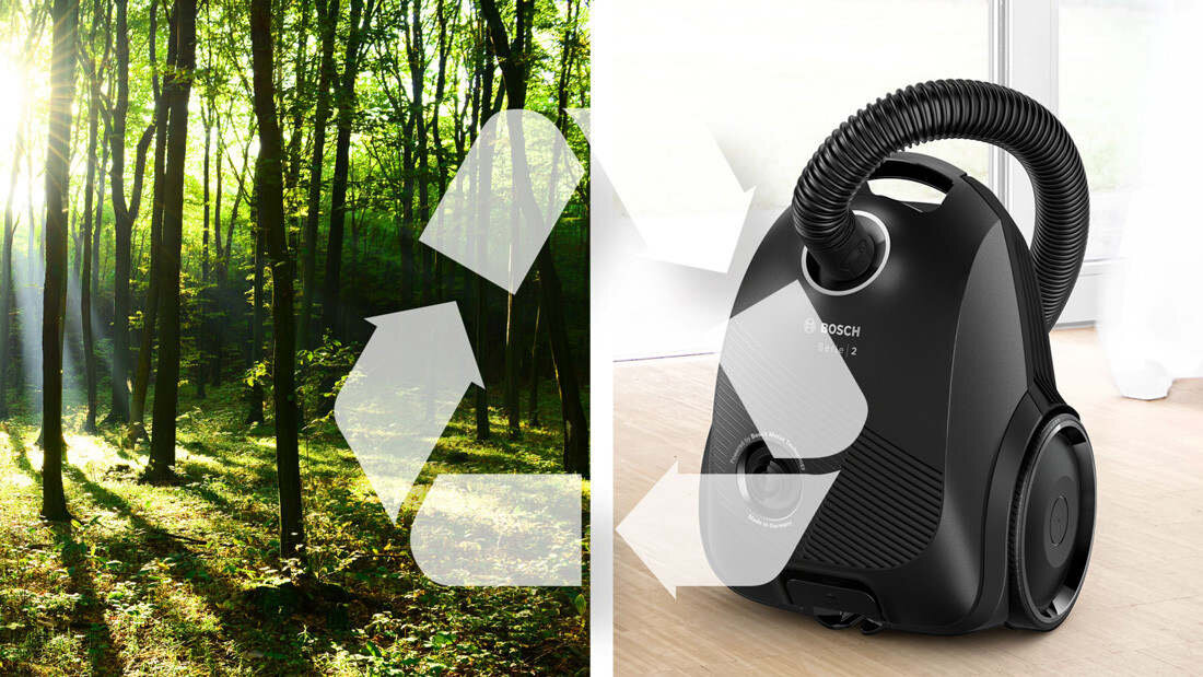 Po lewej stronie zdjęcia znajduje się las z promieniami słońca, a na nim nałożony jest symbol recyklingu. Po prawej stronie widoczny jest czarny odkurzacz z logo BOSCH na drewnianej podłodze.