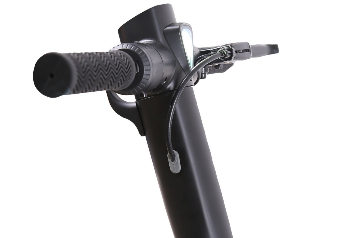 Zbliżenie na kierownicę czarnej hulajnogi elektrycznej z widocznym uchwytem i przewodem. Kierownica ma teksturowany uchwyt i elementy sterujące.