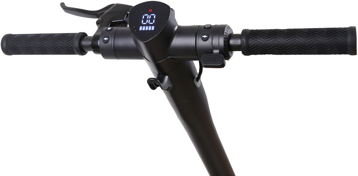 Czarny uchwyt kierownicy hulajnogi elektrycznej z wyświetlaczem cyfrowym pokazującym \'0\'. Kierownica ma teksturowane uchwyty i dźwignię hamulca.