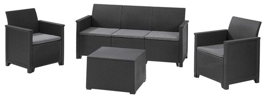 Zestaw mebli ogrodowych składający się z dwóch foteli, sofy i stolika, wykonany z materiału o fakturze przypominającej rattan w kolorze grafitowym z jasnoszarymi poduszkami. Meble mają prosty, nowoczesny design.